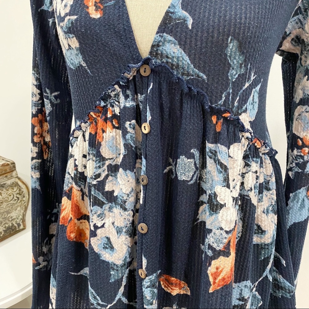 Sage blue floral top with lace up back Sz L - Picture 3 of 8